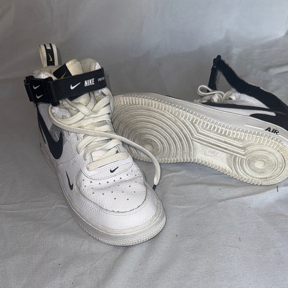 nike air force 1 mid 07 lv8 white black